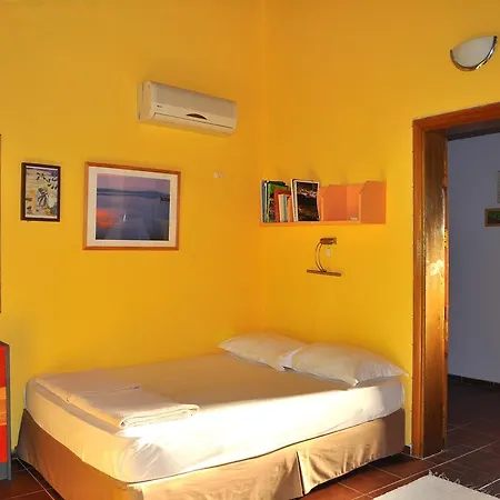 Hobbit Evi Guest house *